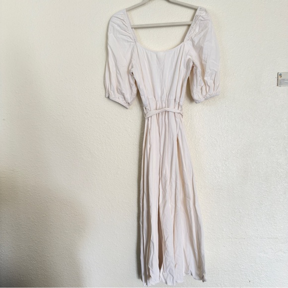 H&M Creped Dress Puff Sleeves
Square Neckline - Picture 13 of 13